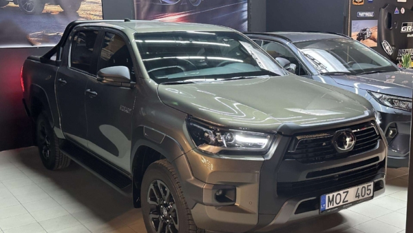 Alternative view of Toyota Hilux 2,8 AT Invincible su kabliu